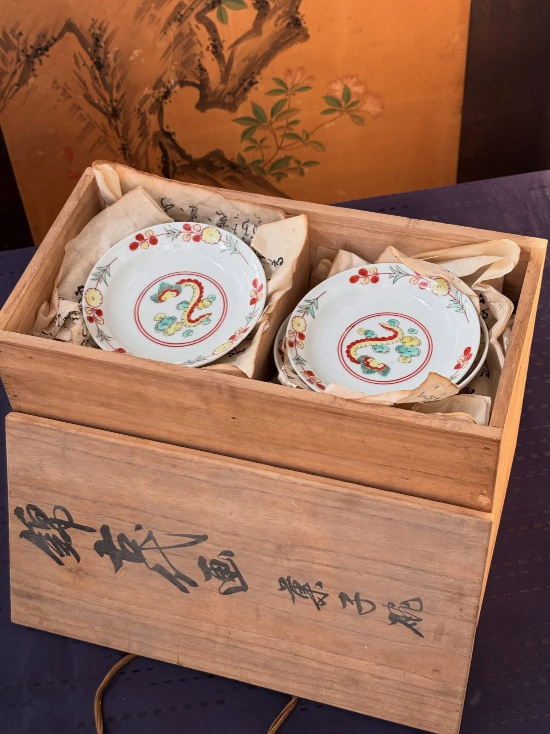 木箱に収められた色絵の小皿